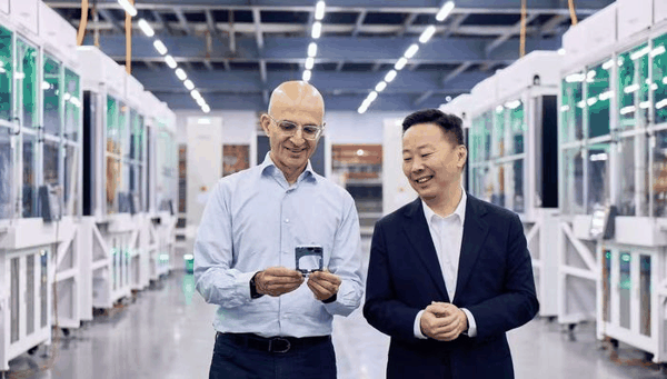 iPhone Duo开售前夕，苹果COO参观了它的富士康产线