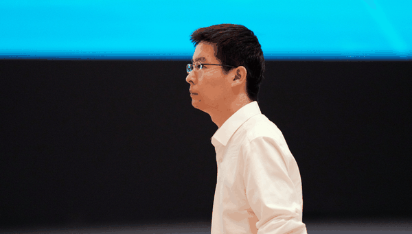 王兴兴对AI更乐观了，机器人为何还没大规模进厂？