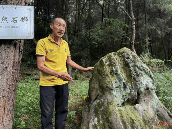 贺昌林向游客讲解园区里的天然石狮