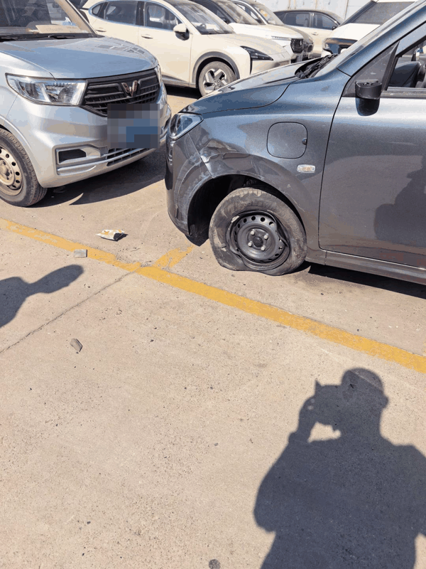 ▲车辆受损 受访者供图