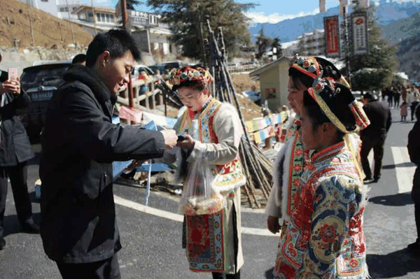 硗碛藏族上九节期间，宝兴县检察院的检察官在夹金山村为村民进行法治宣传。受访者供图