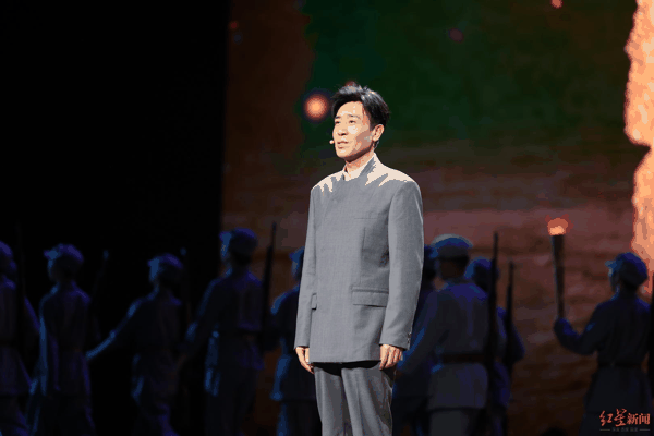 ▲演员于和伟在台上讲述 活动主办方供图