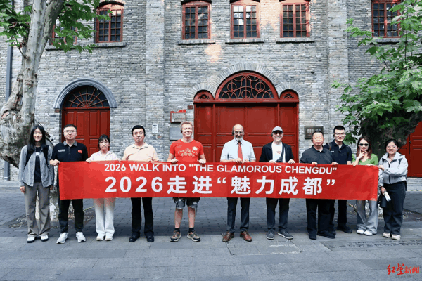 ▲调研团一行参观祠堂街历史文化街区合影
