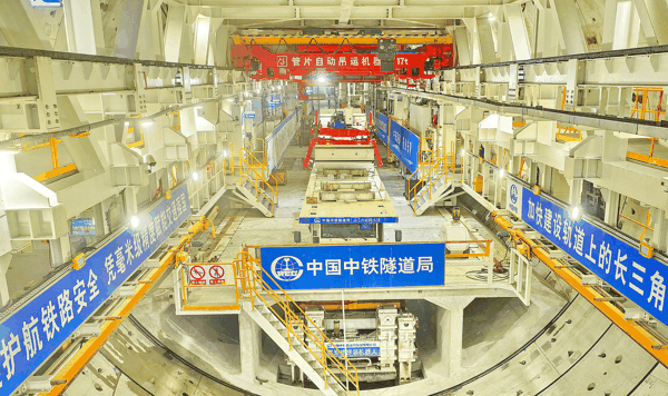 ▲今年9月9日，江苏太仓，盾构机“领航号”在崇太长江隧道2号竖井完成二次始发 图据视觉中国