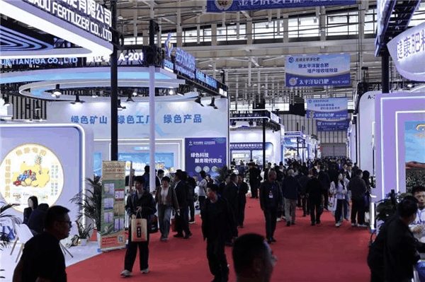 图：往届磷复肥工业展览会展馆现场