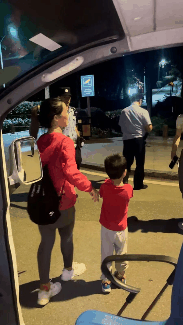 ↑母子失联数小时后终于团聚。图据广州日报