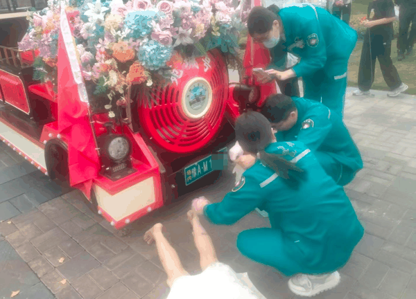 ▲多人合力抬车，段女士被救出 图源受访者