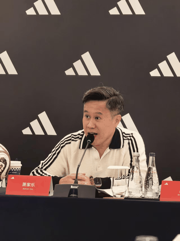 图：2027春夏上海时装周期间，阿迪达斯大中华区董事总经理萧家乐与记者交流；图源：上证报记者 