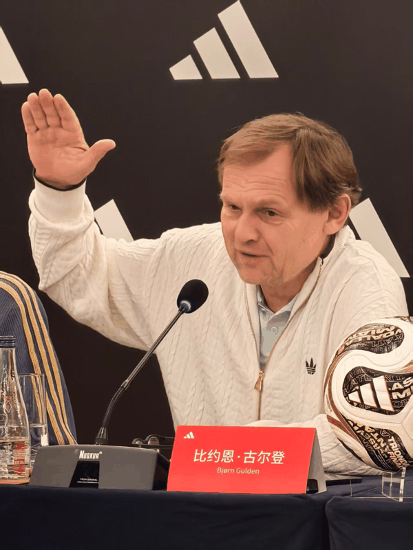 2027春夏上海时装周期间，阿迪达斯全球首席执行官（CEO）比约恩·古尔登与记者交流 