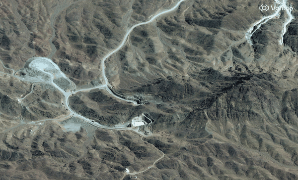 ▲当地时间2026年3月7日，伊朗纳坦兹，卫星图像显示镐山附近山区隧道群的道路及挖掘作业全貌 图据视觉中国