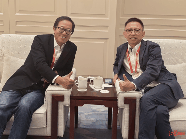 ▲张朝阳（右）、俞敏洪（左）在成都参加2026北京网络企业红色故土行活动。图据受访者