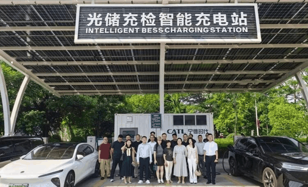 图表 4代表团一同参观考察宁德时代总部光储充检智能充电示范站
