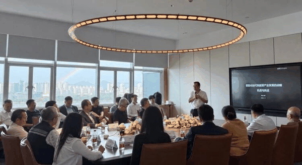 图表2黃世霖先生发表演讲，参与嘉宾反应热烈