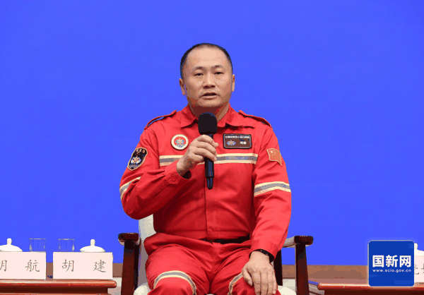 ▲交通运输部上海打捞局救捞工程船队潜水队队长胡建 图据国新网
