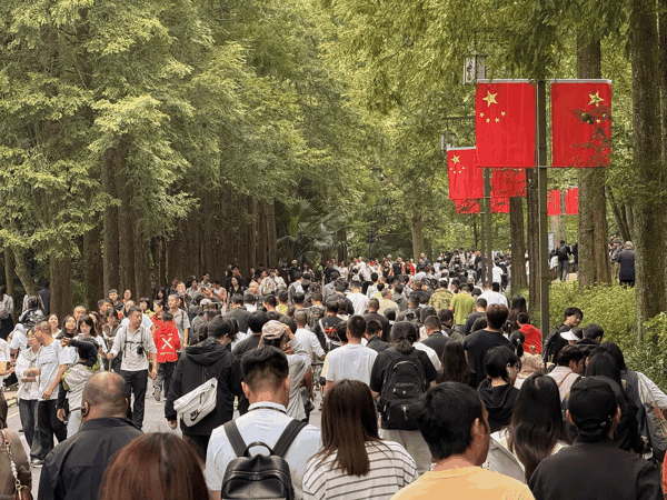 ▲2026年10月2日，国庆假期第二天，大量游客游览成都青城山。图据视觉中国
