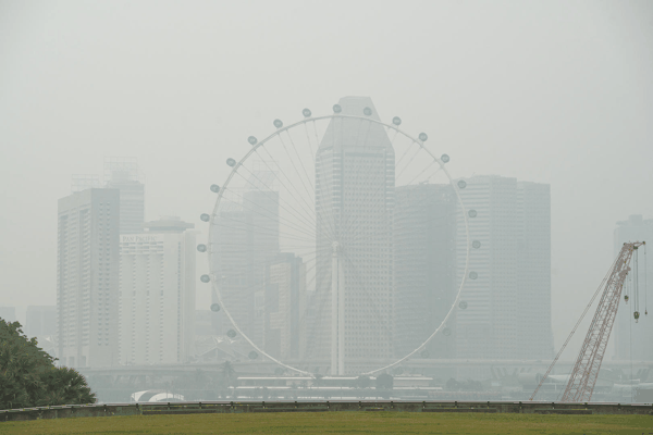 ▲当地时间2026年10月15日，新加坡摩天观景轮及周边高层建筑被来自印度尼西亚的烟霾笼罩 图据ICphoto