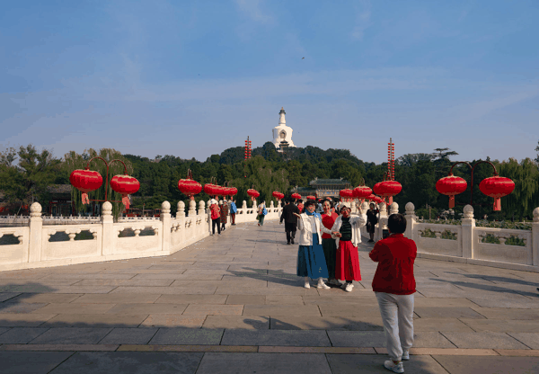 ▲10月9日，一些年长游客打卡北京北海公园 图据视觉中国