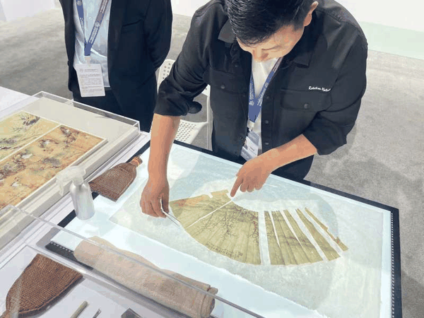 苏州工艺美术职业技术学院教师展示文物修复技术。新京报记者 冯琪 摄