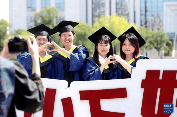 ▲资料图：某大学应届毕业生在校园内拍照留念。图/新华社