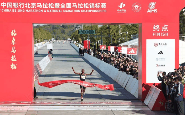 托拉将中国境内马拉松最好成绩带到“203”时代。新京报记者 王飞 摄