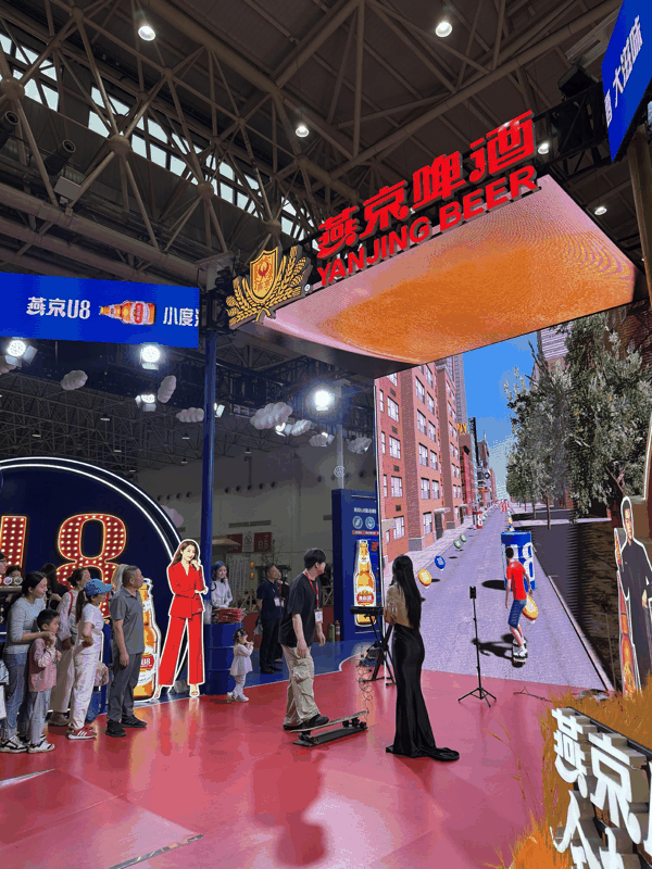 燕京啤酒展台互动。时代周报记者摄