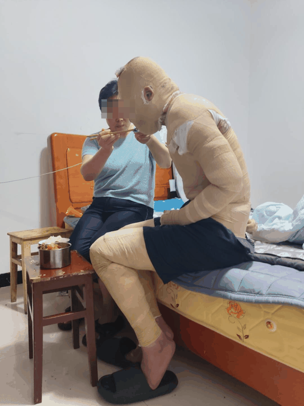▲妈妈照顾受伤的杜均浩 受访者供图