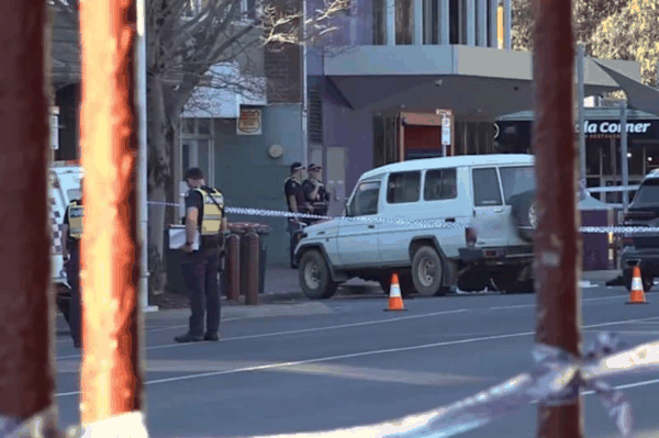 ▲警方在事发现场拉起警戒线，涉事白色越野车停在路边