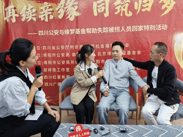 ▲团圆现场，龙文益紧紧拉着父母的手