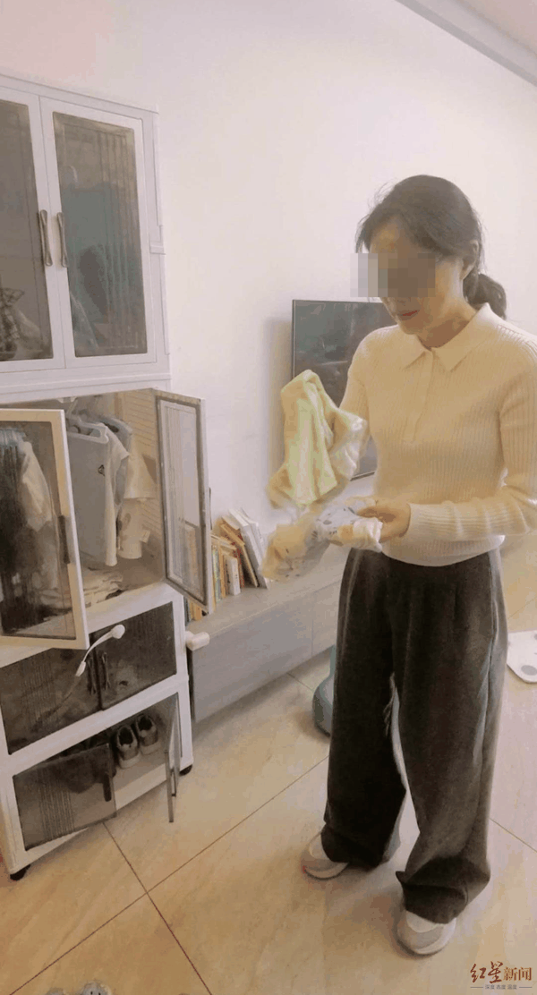 ▲看到儿子的遗物，刘女士悲痛不已 张杨 摄