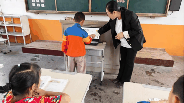 （乡村课堂上老师用自己开发的应用带领学生学习）