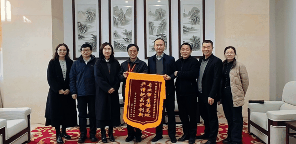 审协湖北中心收到创新主体赠送的锦旗。审协湖北中心 供图