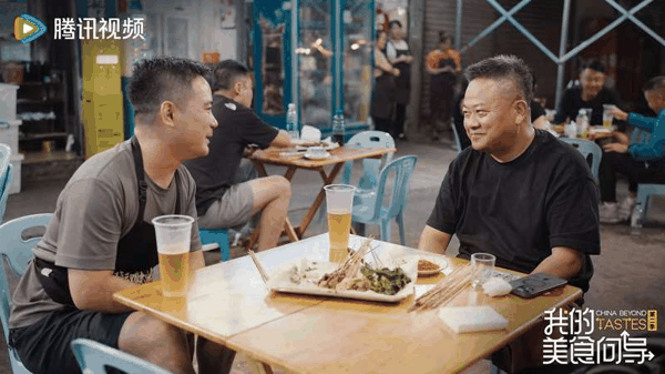 陈晓卿和朋友在享受美食。