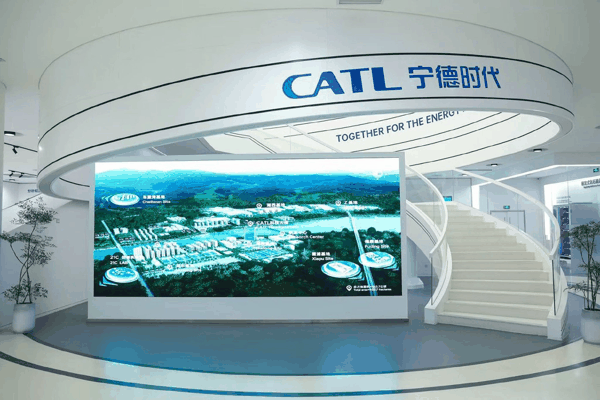 图为宁德时代科技大楼展厅。