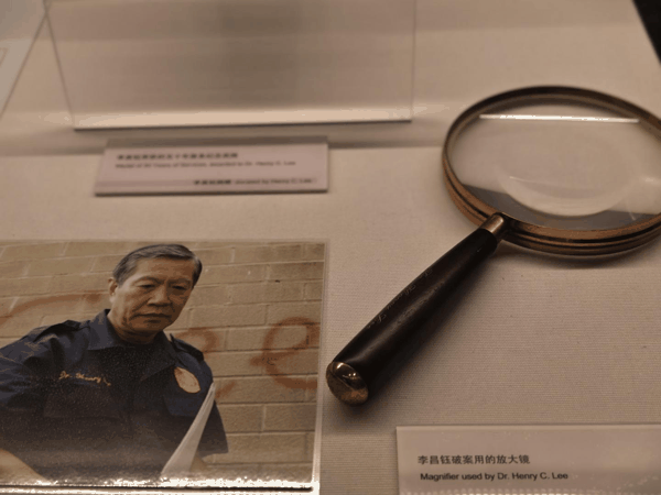 ▲7月16日，中国华侨历史博物馆展出李昌钰办案放大镜特写 图据视觉中国