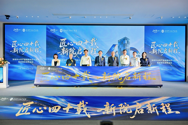 图注：马丁、罗乐宣、李国营、周灿权、段涛、段红梅、曾勇、黄春宇共同参加医院40周年仪式