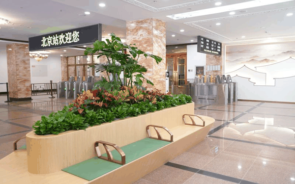 新升级的北京站市郊铁路候车区环境与古典风格的车站十分协调。北京站供图
