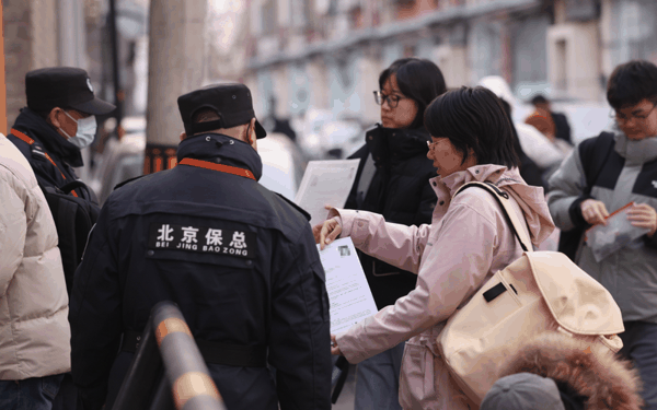 ▲资料图：2025年11月30日上午8时许，“国考”北京市第二十一中学考点，考生进入考场。新京报记者 李木易 摄