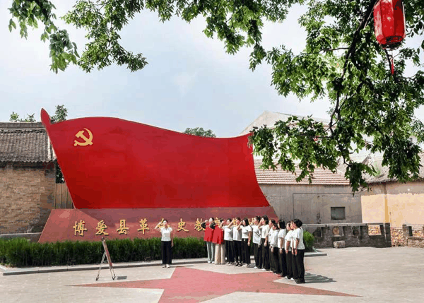▲6月29日，在河南省焦作市博爱县革命史教育基地，党员重温入党誓词。图/新华社