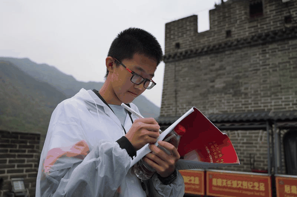 一位学生在长城上完成研学课程任务。邵剑虹 摄