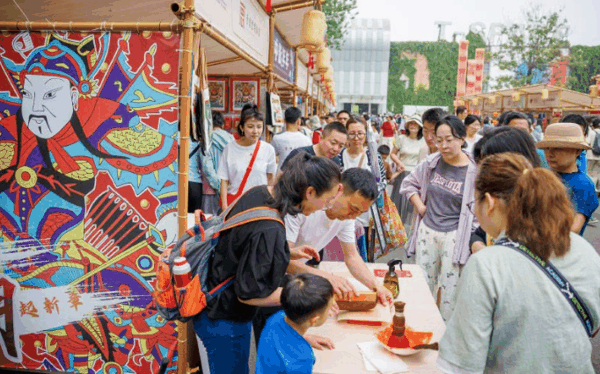 ▲在首届中国新文创市集上，北京市民进行非遗体验。新京报记者王子诚 摄