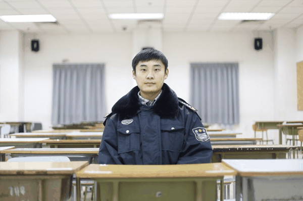 程德平在北京电影学院做了8年保安。受访者供图