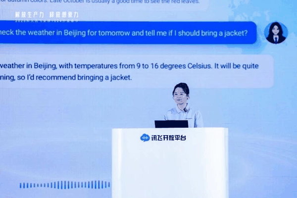 科大讯飞1024产品体验官尹净现场演示多语种交互