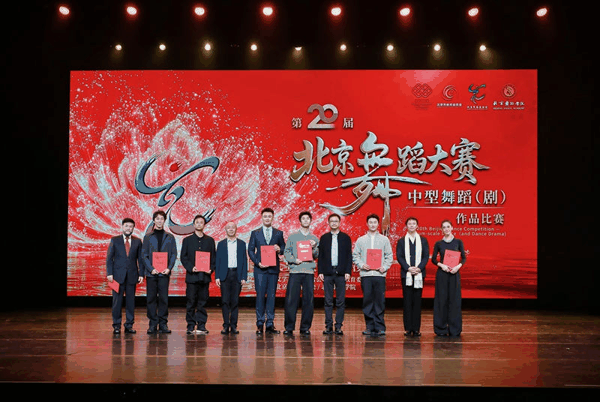 一等奖获奖作品代表与颁奖嘉宾合影。