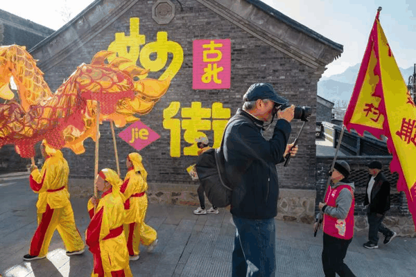 10月22日下午，拍者拍摄舞龙舞狮表演。