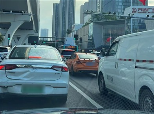 图1 在深圳开车鸣笛真的会被拍到吗丨作者拍摄