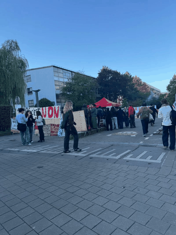 10月12日，比利时布鲁塞尔自由大学内的学生抗议。受访者供图