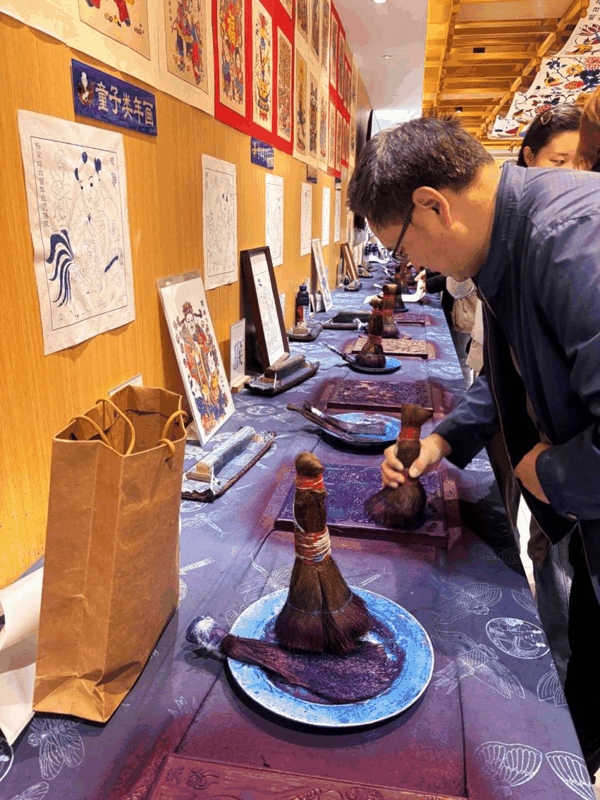采风团记者在体验传统木版年画制作。新京报记者 展圣洁 摄
