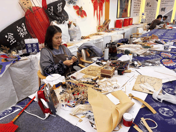 非遗传承人在制作风筝。新京报记者 展圣洁 摄