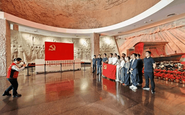 ▲2026年10月17日，党员干部在浙江嘉兴南湖革命纪念馆参观学习。图/新华社