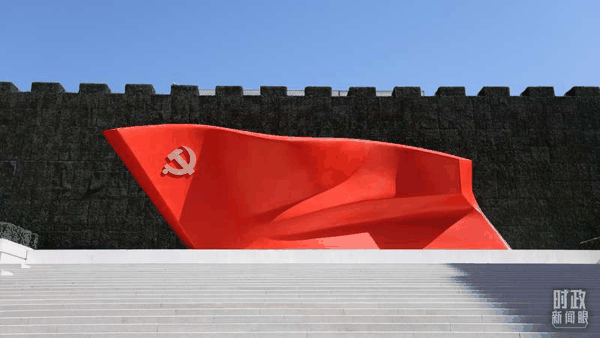 △中国共产党历史展览馆西侧广场的大型雕塑《旗帜》。（总台央视记者魏帮军拍摄）